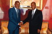 Sanogo Malamine (à gauche) a exposé le projet de sa filière  au président Alassane Ouattara (à droite). Photo : DR