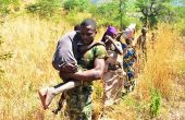 Des paysannes fuient leurs terres, aidées par des militaires, au nord du pays. Photo : Daouda Aliyou