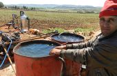 L’eau est au cœur des enjeux du changement climatique en Afrique. Ici, un paysan irrigue son champ à El Hajeb, au Maroc. Photo : Antoine Hervé  
