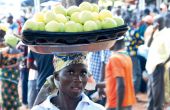 En Afrique, moins de 20 % de la production reste sur le territoire. Ici, une vendeuse ivoirienne vend des pommes sud-africaines. Photo : Antoine Hervé