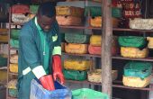 Justin, le jeune entrepreneur dans son uniforme de travail. Photos : Faïshal Ouédraogo 