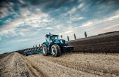 Le T7.315 de New Holland exprime sa puissance au labour.  Photo : New Holland International