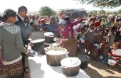 Distribution alimentaire au sud de Madagascar. L’île est particulièrement touchée par la malnutrition. Photo : Antoine Hervé