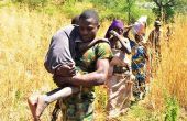 Des paysannes fuient leurs terres, aidées par des militaires, au nord du pays. Photo : Daouda Aliyou