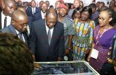 Visite du président ivoirien, Alassane Ouattara, sur un stand lors du Sara 2019 à Abidjan. Photo : DR